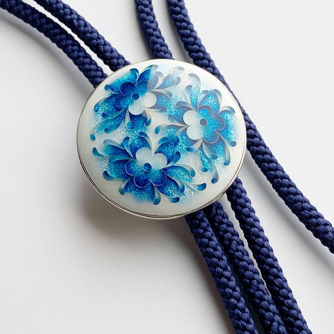 Arabesque Cloisonne ware loop tie [Blue indigo Indigo Blue] Wired cloisonne bolotie with pure silver cord using silk string - 领带/领带夹 - 其他材质 蓝色