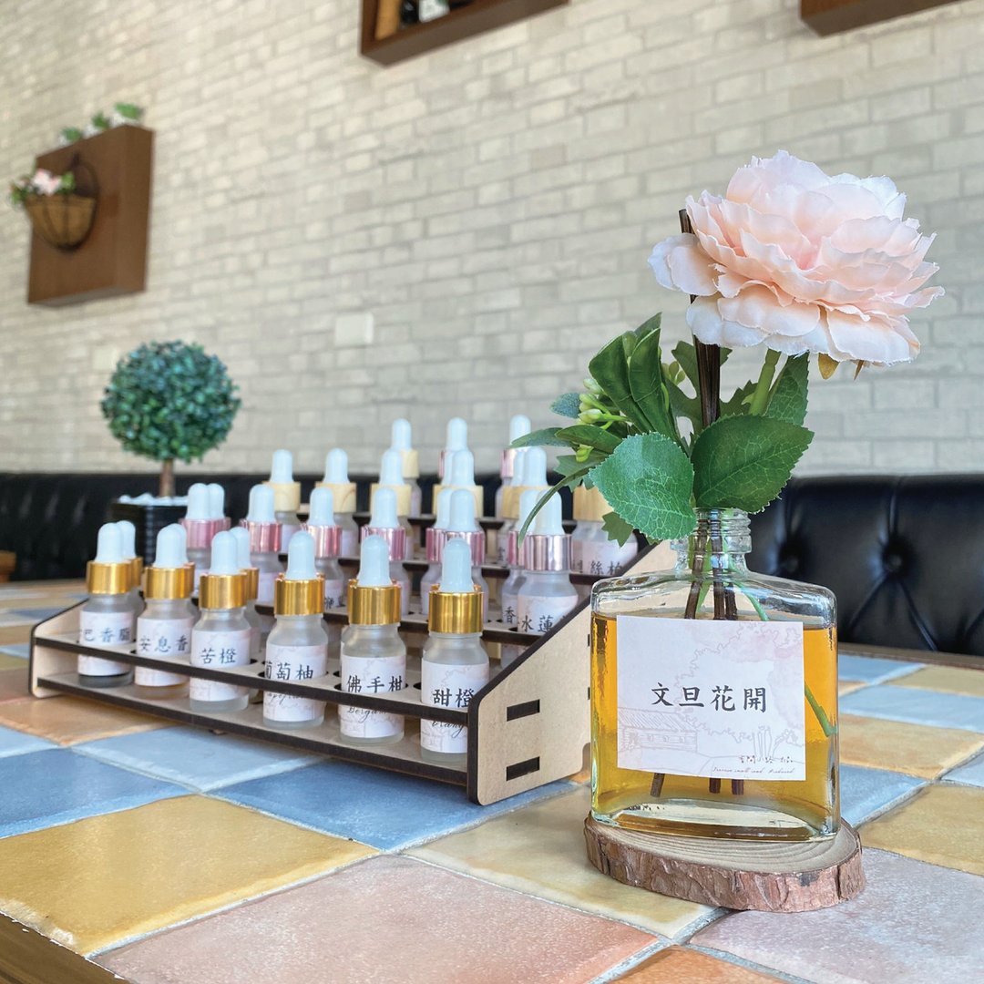 【香间小路】特调居家扩香 文旦花开 100ml ( 赠送甜橙精油10ml ) - 香薰/精油/线香 - 玻璃 橘色