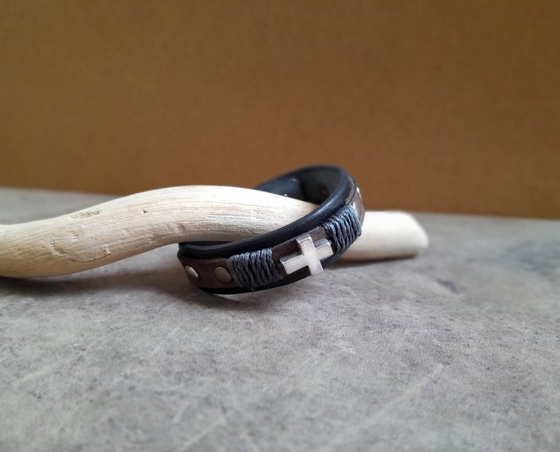 手工制作皮革手链，带有厚做旧银十字架，适合男士/青少年男孩 - 手链/手环 - 真皮 黑色