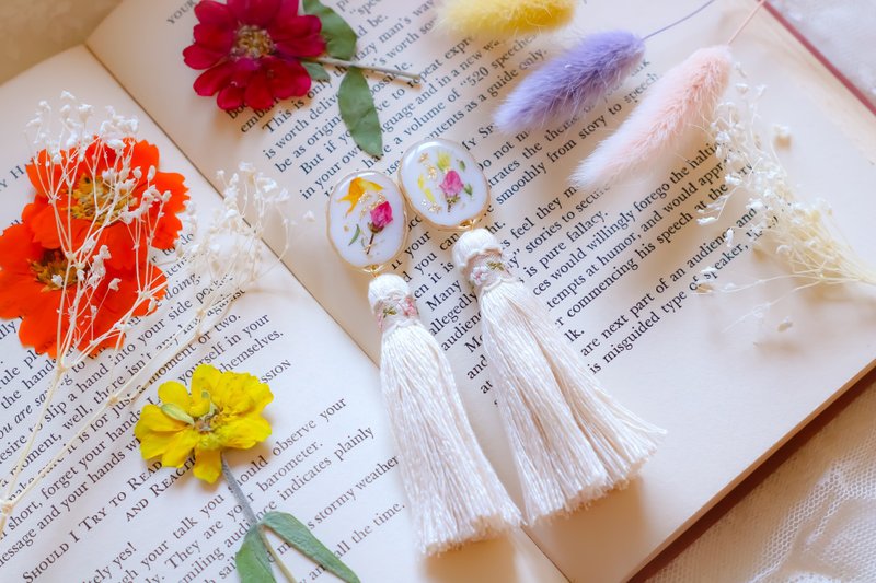 Flower resin tassel / white - 耳环/耳夹 - 树脂 白色