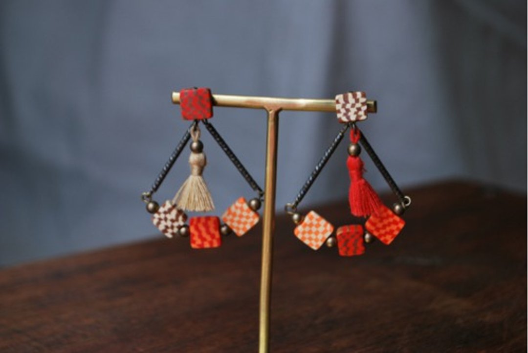 Square tassel Clip-On red / orange - 耳环/耳夹 - 陶 