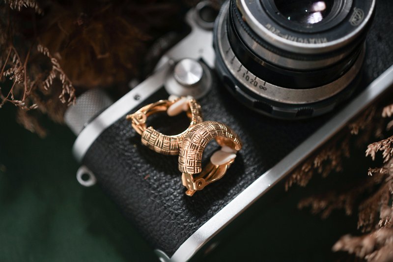 【老饰品/西洋老件】金黑几何条纹半圈型古着夹式耳环 老饰品 - 耳环/耳夹 - 其他金属 金色