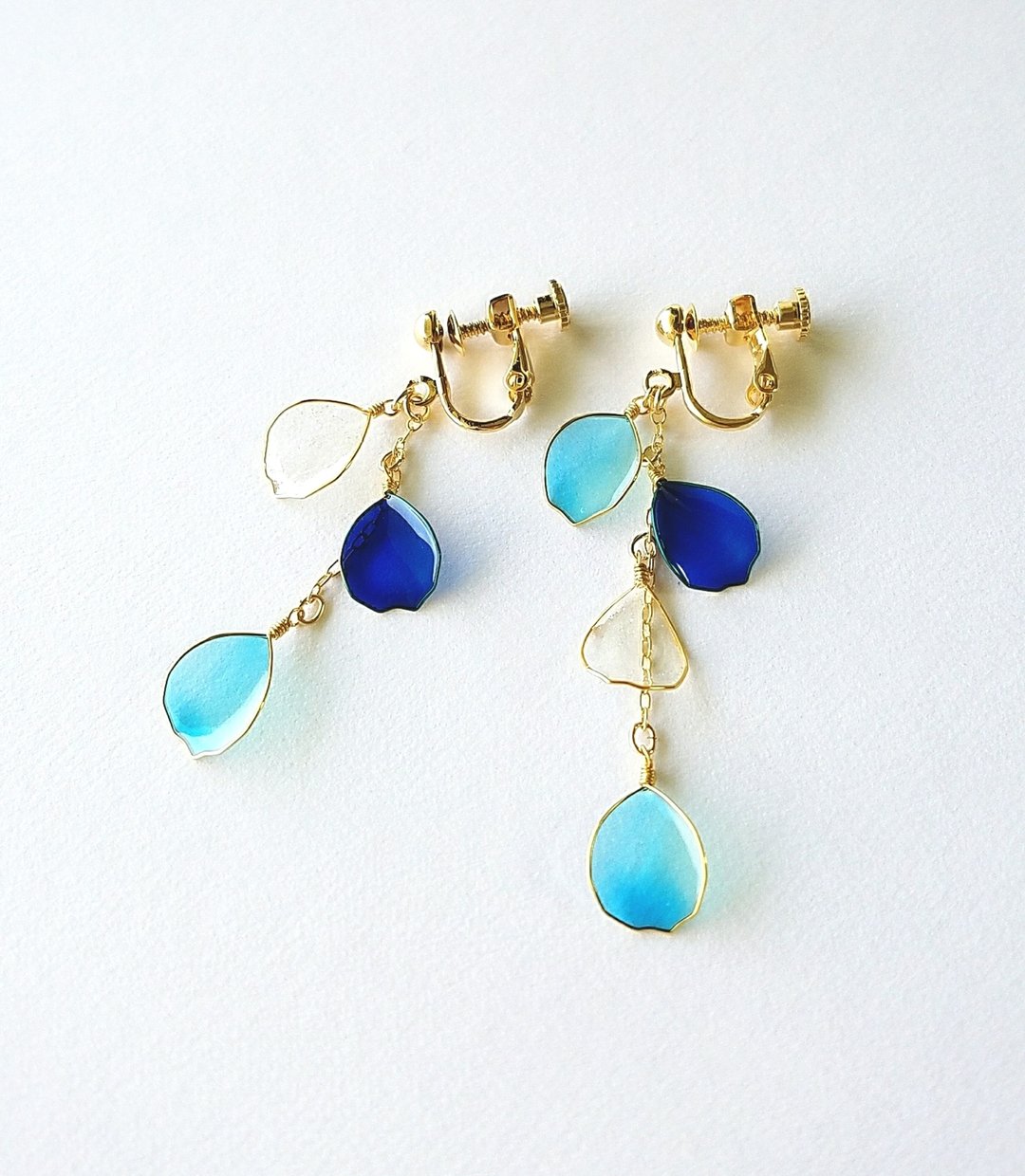 blue petals clip earrings - 耳环/耳夹 - 其他材质 蓝色
