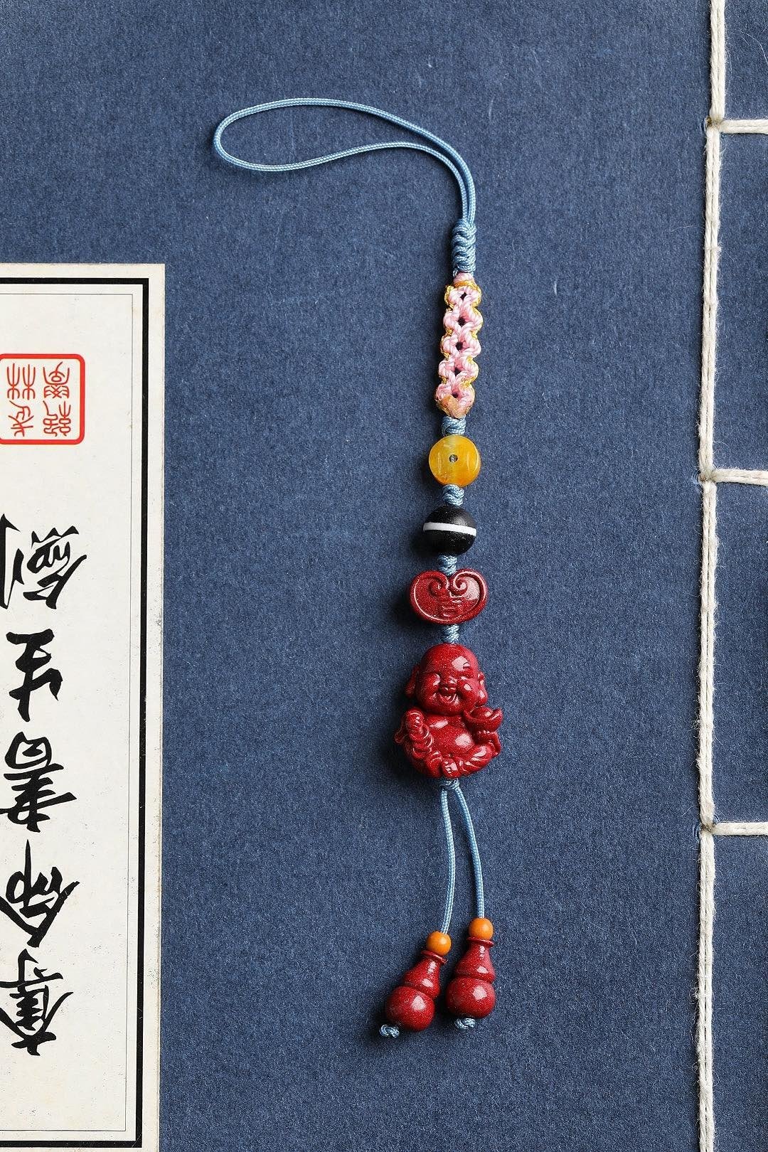 天然原矿朱砂精品紫金砂招财小佛公手机挂钥匙挂包挂含量高达95% - 钥匙链/钥匙包 - 宝石 