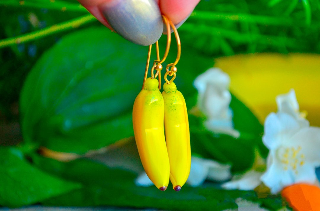 Banana Earrings 镀金挂钩是她可爱简约耳环的完美礼物 - 耳环/耳夹 - 玻璃 黄色