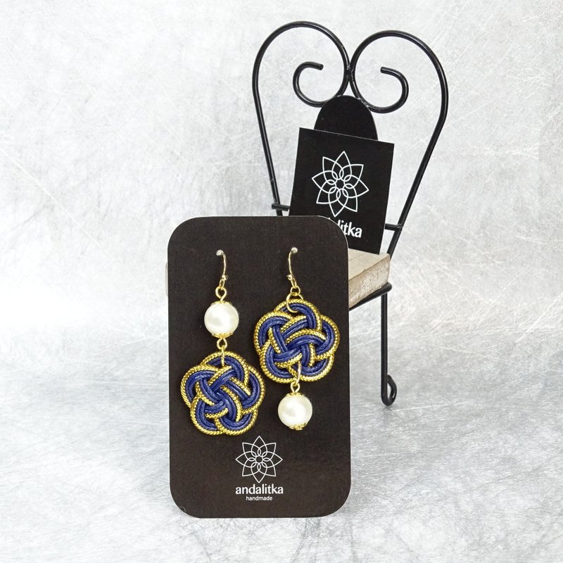 梅花结与圆珠 不对称 18KGP耳勾 Navy - 耳环/耳夹 - 其他人造纤维 蓝色