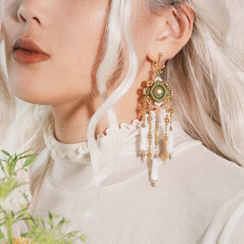 Sundial Waterfall Earrings 晓春日晷瀑布耳饰 - 耳环/耳夹 - 玻璃 绿色
