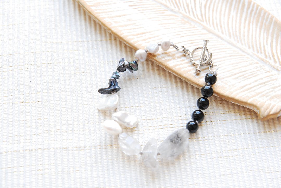 Double point crystal and various pearl bracelets - 手链/手环 - 半宝石 白色