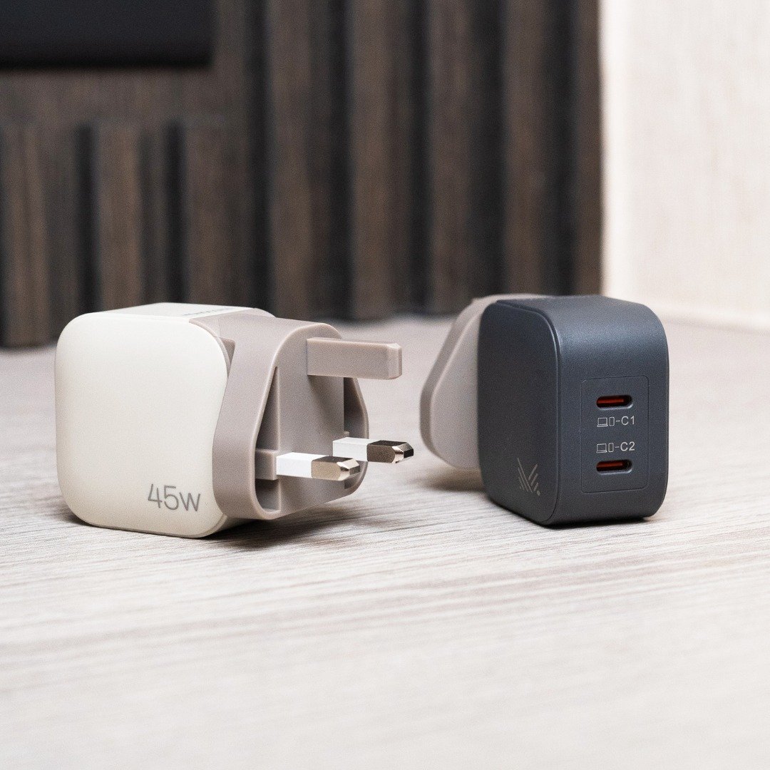 只限香港 - ESSENTIALS 45W 2端口 USB-C GaN充电器 - 英规 - 其他 - 塑料 多色