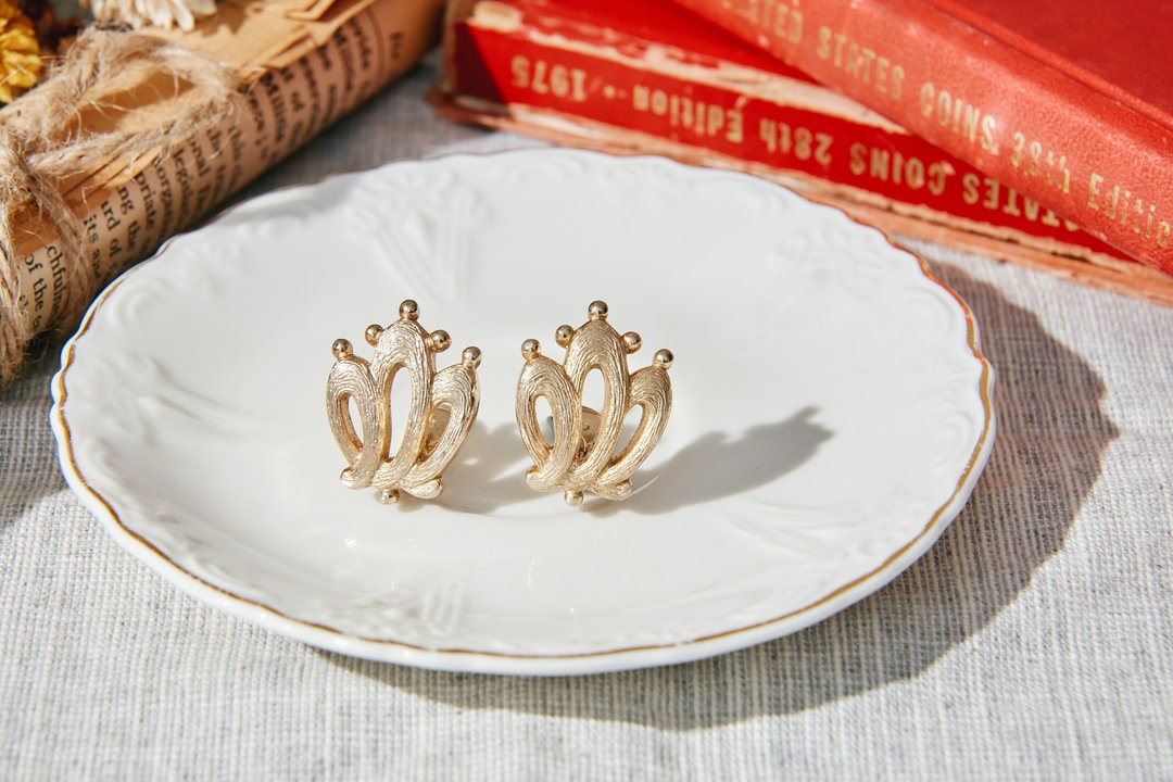【美国带回 西洋古董饰品】美国品牌Monet 金色王冠 复古夹式耳环 - 耳环/耳夹 - 其他金属 