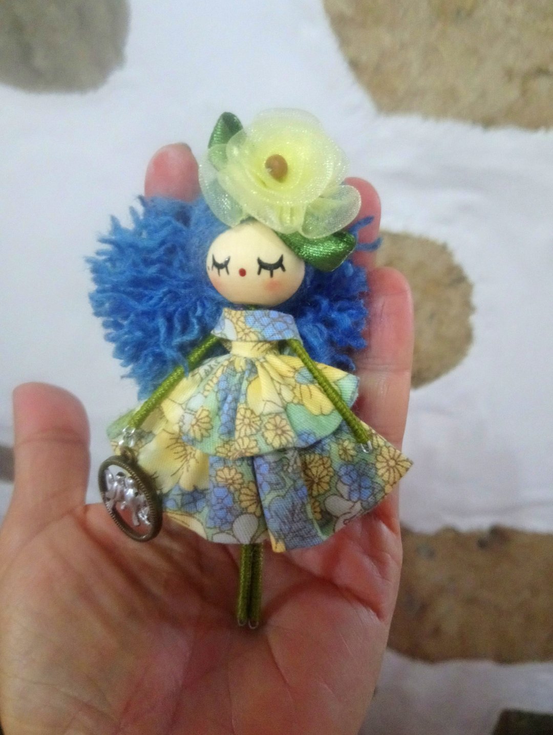 Brooch doll - 胸针 - 木头 黄色