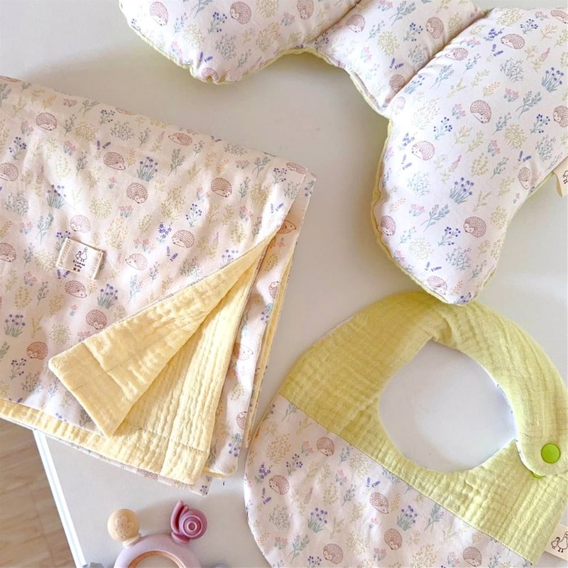 草地刺猬 安睡豪华礼盒 蝴蝶枕 婴儿盖毯 四季皱皱被 围兜 - 满月礼盒 - 棉．麻 
