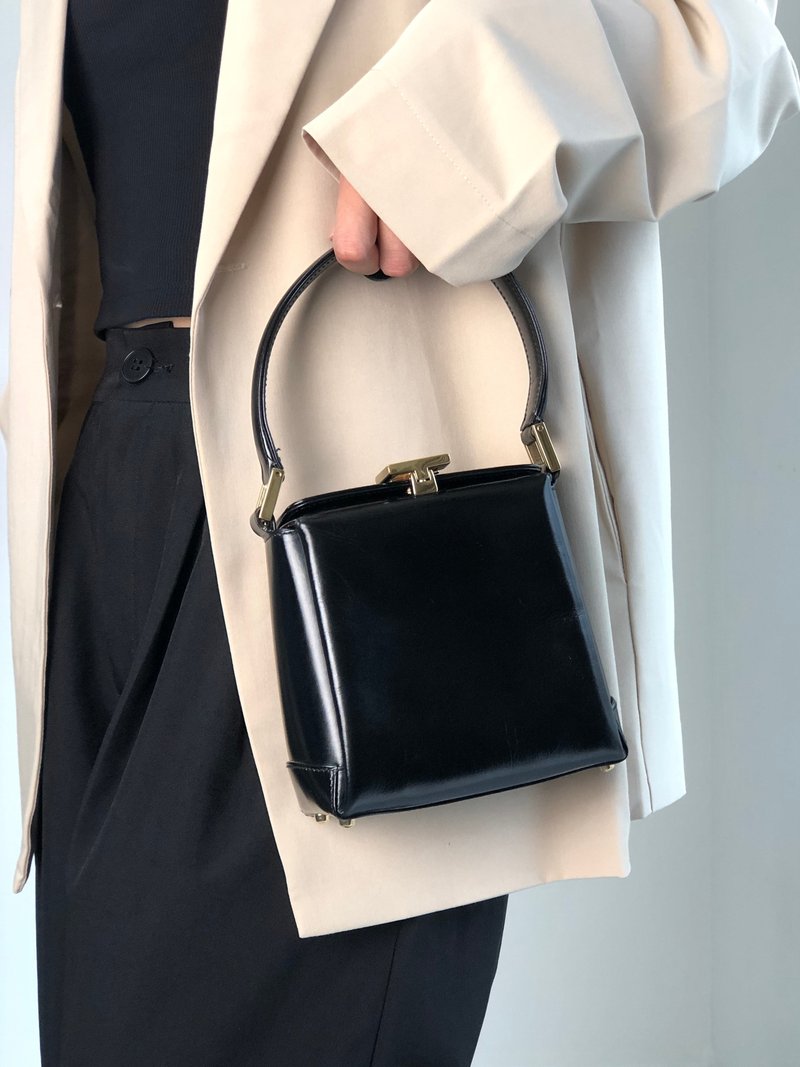 【日本直送 名牌中古包】GUCCI 古驰 手提包 黑色 Logo G 压印 皮革 迷你包 vintage 古着 旧款 xwdrnw - 手提包/手提袋 - 真皮 黑色