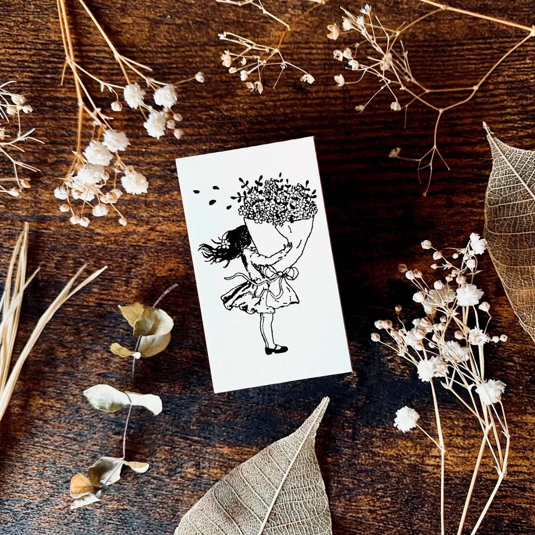 女孩与花束 橡皮章 - 印章/印台 - 木头 白色