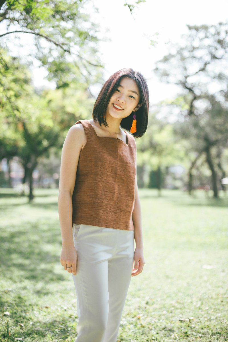 Square neck sleeveless blouse weaved fabric Burma Paduak bark color - 女装上衣 - 棉．麻 咖啡色