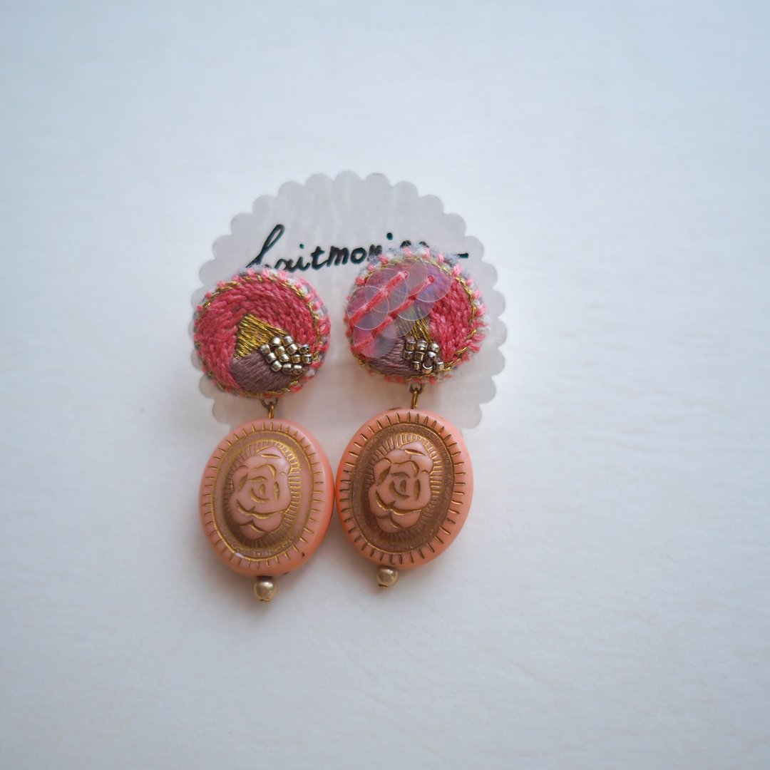 Embroidery earrings [attire] / handmade embroidery earrings (Attire) - 耳环/耳夹 - 绣线 粉红色
