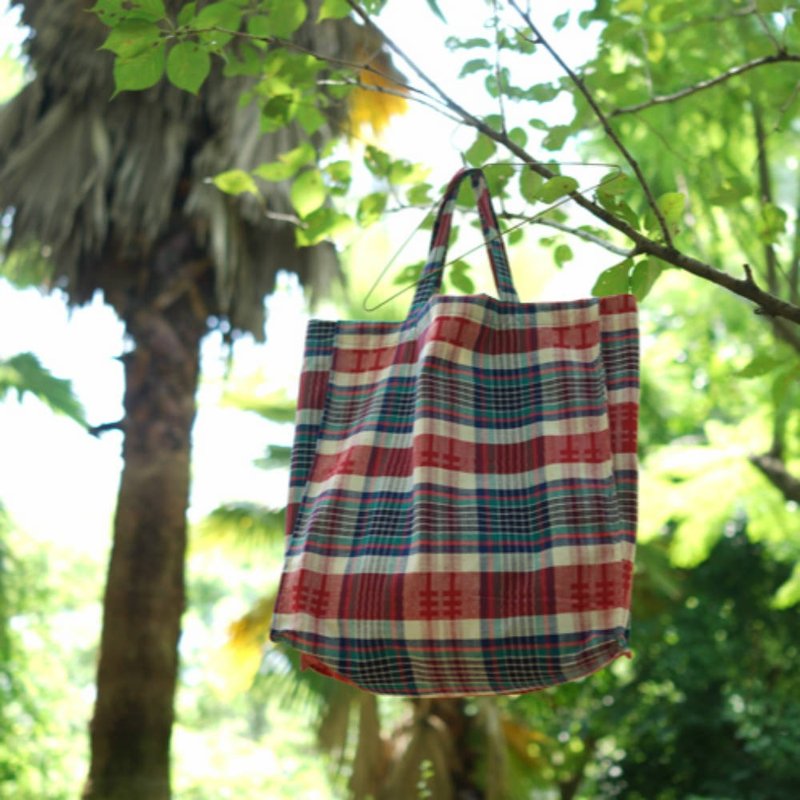 紅白彩格土布 單層超大旅行袋 環保袋購物袋 可肩背可手提托特包 - 手提包/手提袋 - 棉．麻 红色