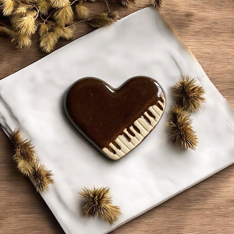 陶瓷胸针 爱心钢琴 - 胸针 - 陶 咖啡色