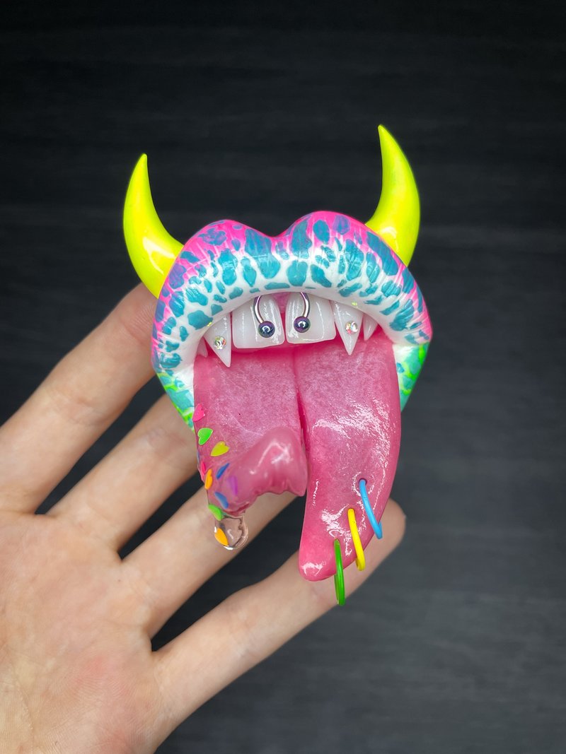 手机握把。带有尖牙的彩色嘴唇。 - 其他 - 粘土 