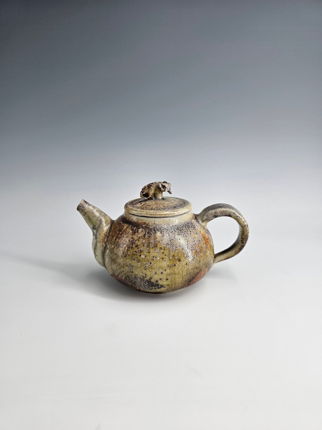 日本艾土入碳柴烧壶 - 茶具/茶杯 - 陶 
