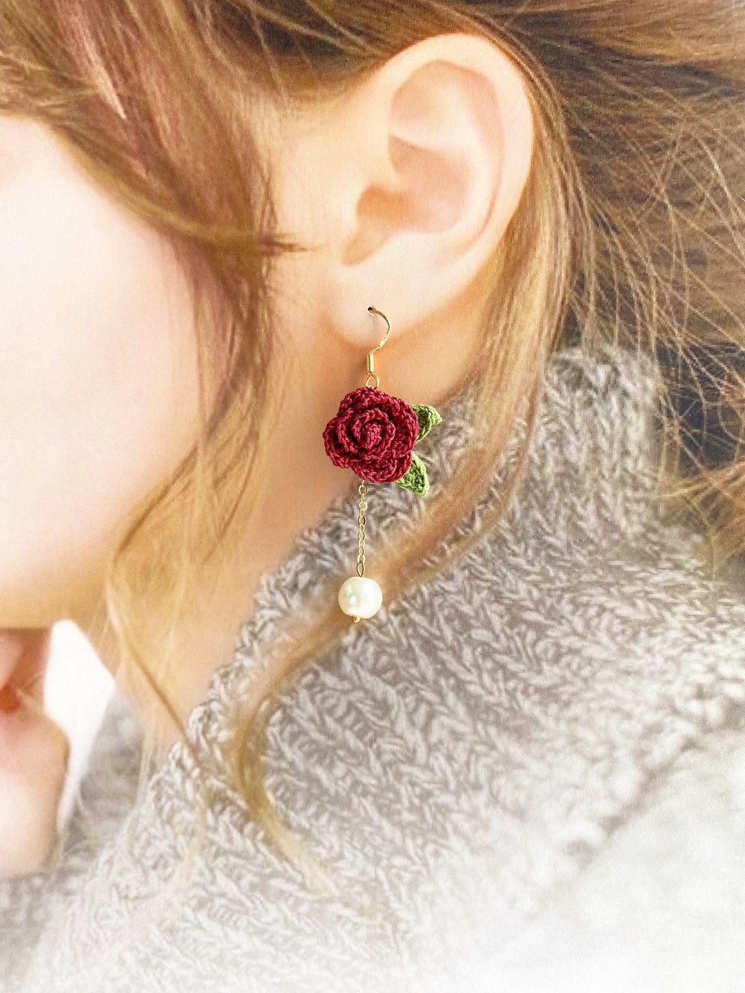 手工编织红玫瑰耳环 Crochet Rose earrings 耳针 耳鈎 耳环 钩织 - 耳环/耳夹 - 棉 红色