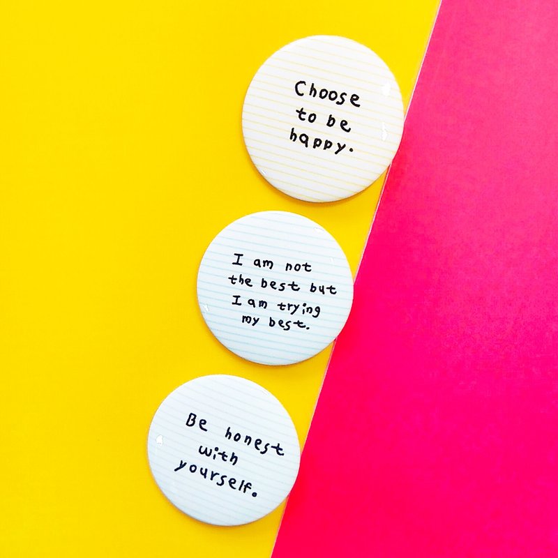 花大鼻英文字徽章(4.4cm) - 徽章/别针 - 塑料 多色