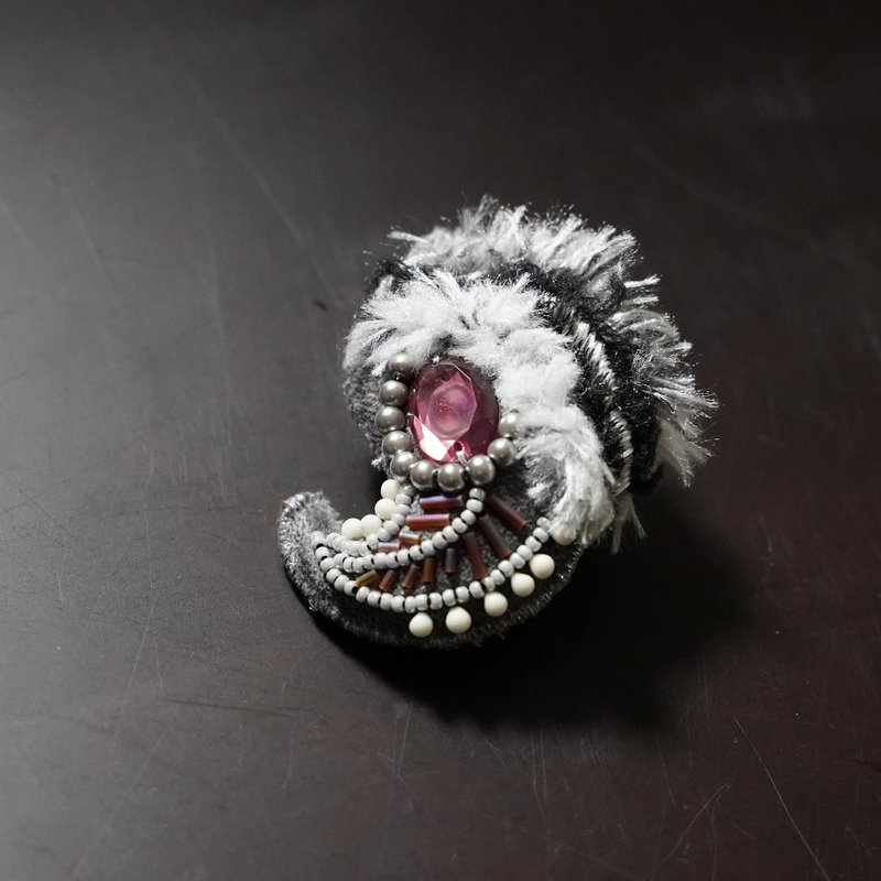 とても軽いペイズリーのブローチ5 ビーズ刺繍のブローチ　マルチカラー - 胸针 - 羊毛 黑色