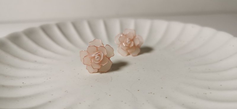 【Veverka】磨砂玫瑰-树脂耳环生日礼物 水晶花 树脂花 雾面滴胶 - 耳环/耳夹 - 树脂 粉红色