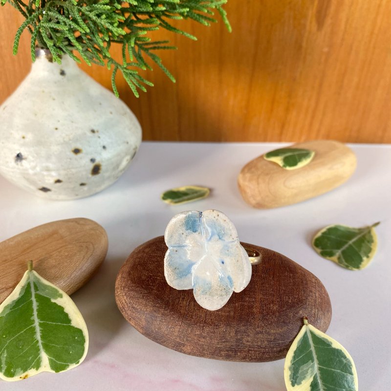 花朵戒指 (no. 20) / 陶瓷戒指 / 手工制作 - 戒指 - 陶 白色