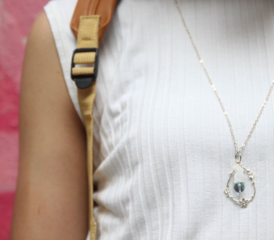 紫蓝萤石, 贝母小兔,小玛瑙石, 镀银花圈, 925纯银 长项链 flourite, lapin shape mother pearl, small agate stone in silver-plated flower ring, with 925 silver necklace - 长链 - 宝石 蓝色