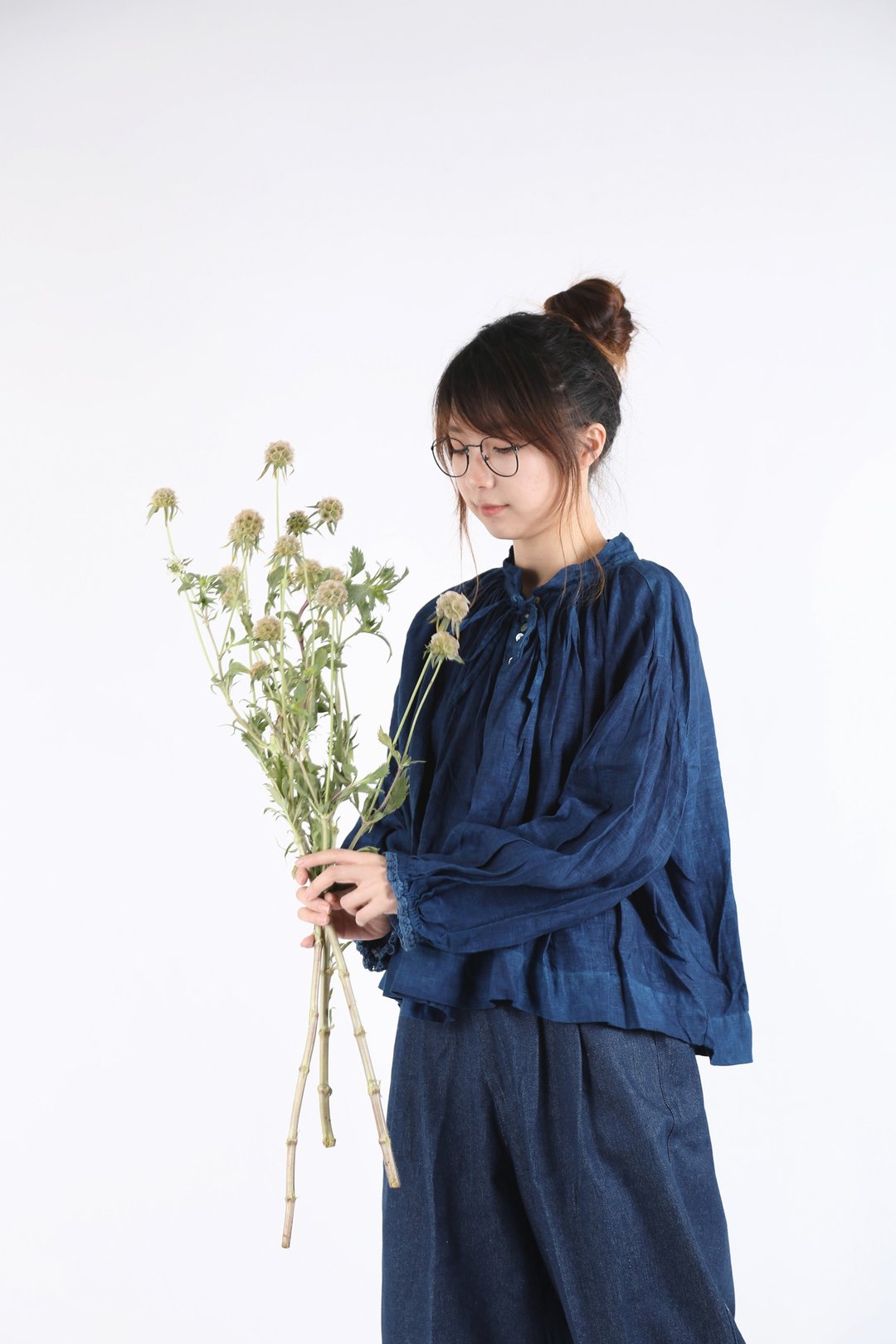 蓝染贝壳纽扣小立领亚麻衬衫 - 女装衬衫 - 棉 蓝色