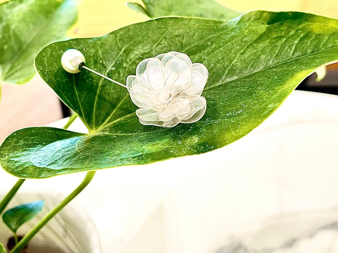 My Deer 水晶花胸针—梦幻 - 胸针 - 树脂 白色