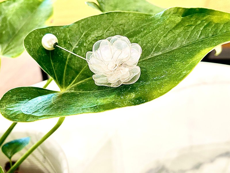 My Deer 水晶花胸针—梦幻 - 胸针 - 树脂 白色
