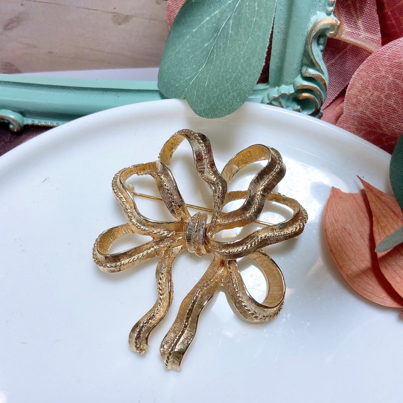 【西洋古董饰品】Monet 质感花束礼品扭结沙金纹理掐丝胸章 胸针 - 胸针 - 贵金属 金色