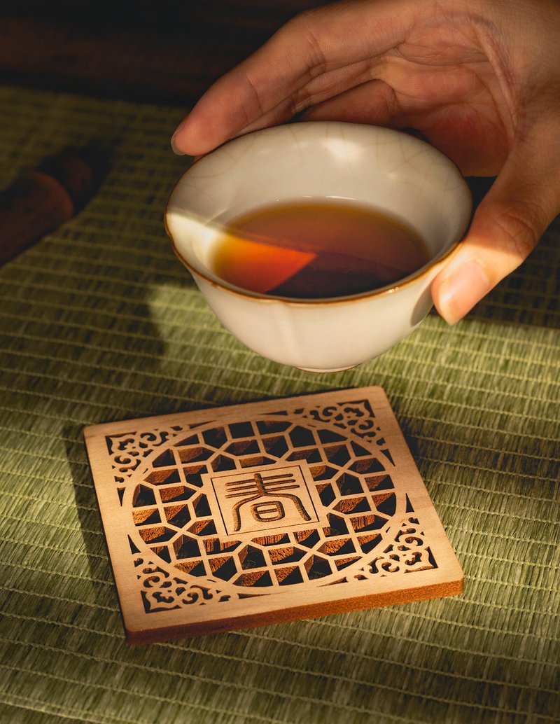 【可定制文字/可加购磁吸盒】花窗格 枫木杯垫--方形单售区 - 杯垫 - 木头 卡其色