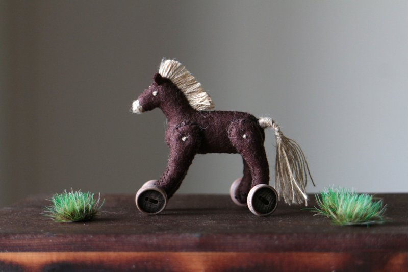 立体偶摆饰 / 咖啡色迷你马 #30 - 徽章/别针 - 绣线 咖啡色