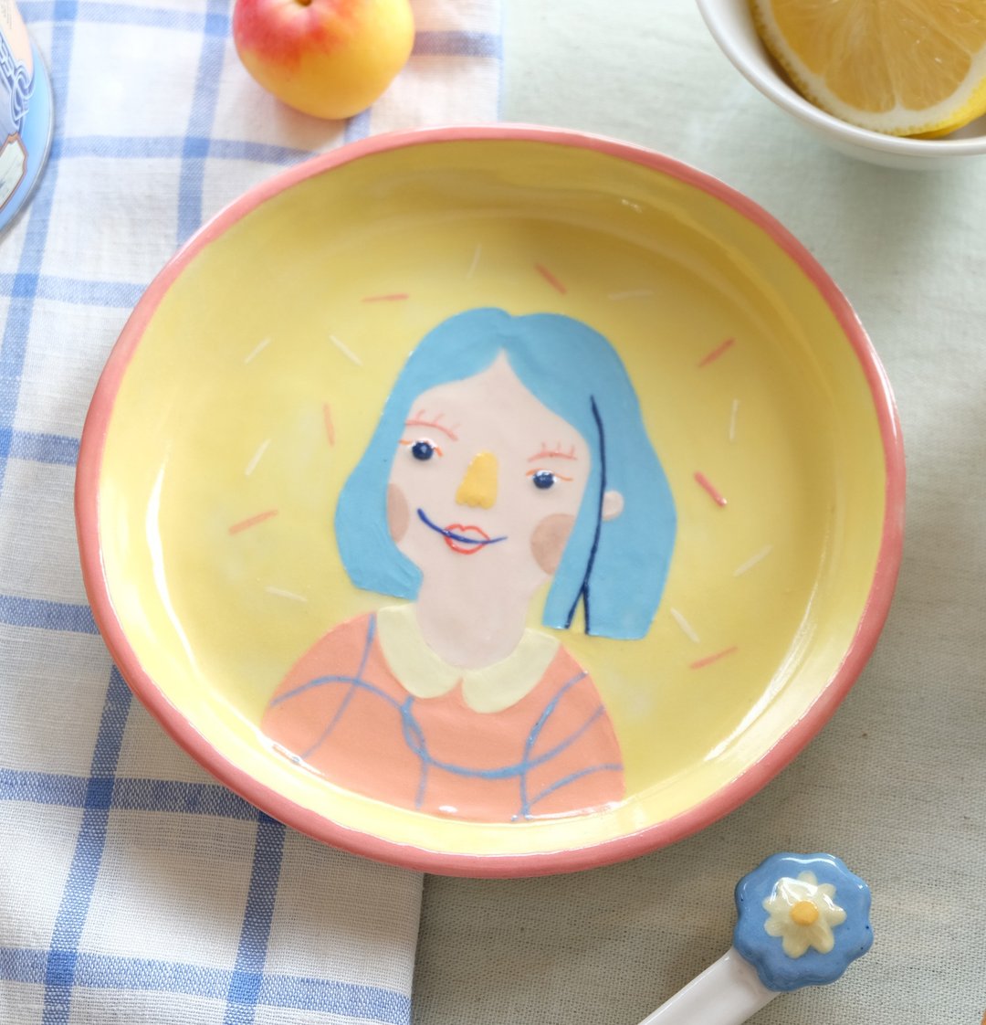 LITTLE GIRL DISH - 盘子/餐盘/盘架 - 陶 黄色