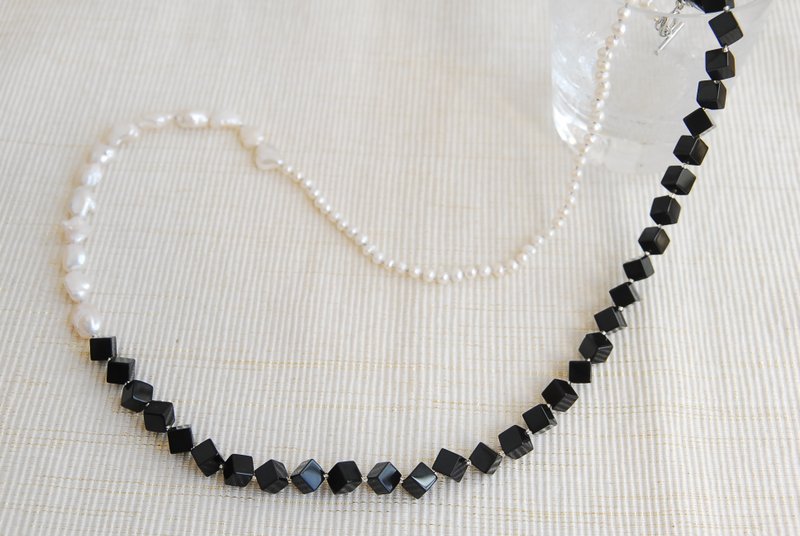 缟玛瑙与两种珍珠拼接而成的项链。 - 项链 - 珍珠 黑色