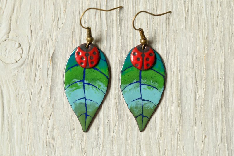 Ladybug Earrings, Enamel Earrings, Leaf Earrings, Nature, Forest Earrings - 耳环/耳夹 - 珐琅 