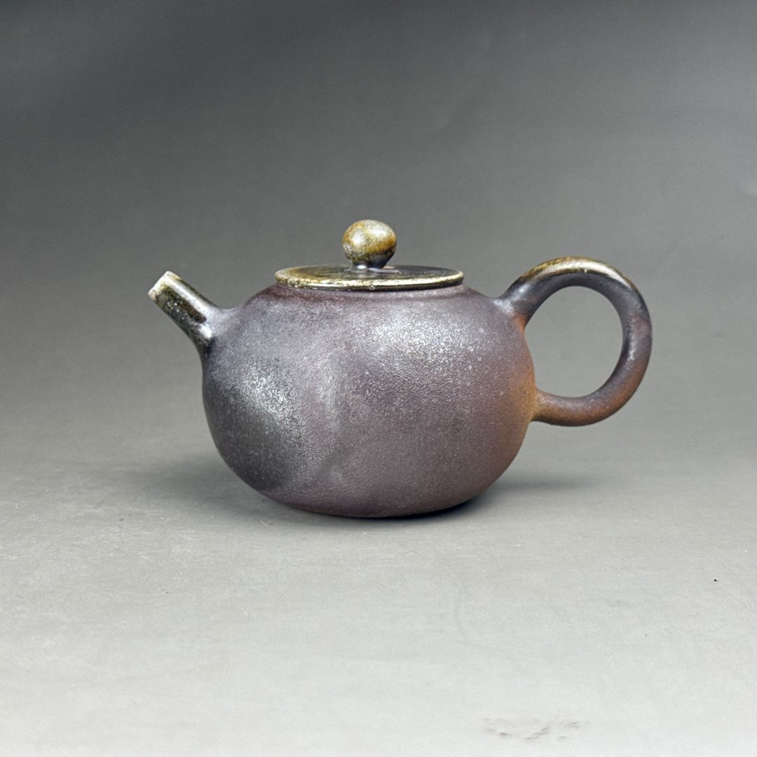 台湾名家周圣钧【柴烧】手拉坏柴烧壶001 - 茶具/茶杯 - 陶 咖啡色