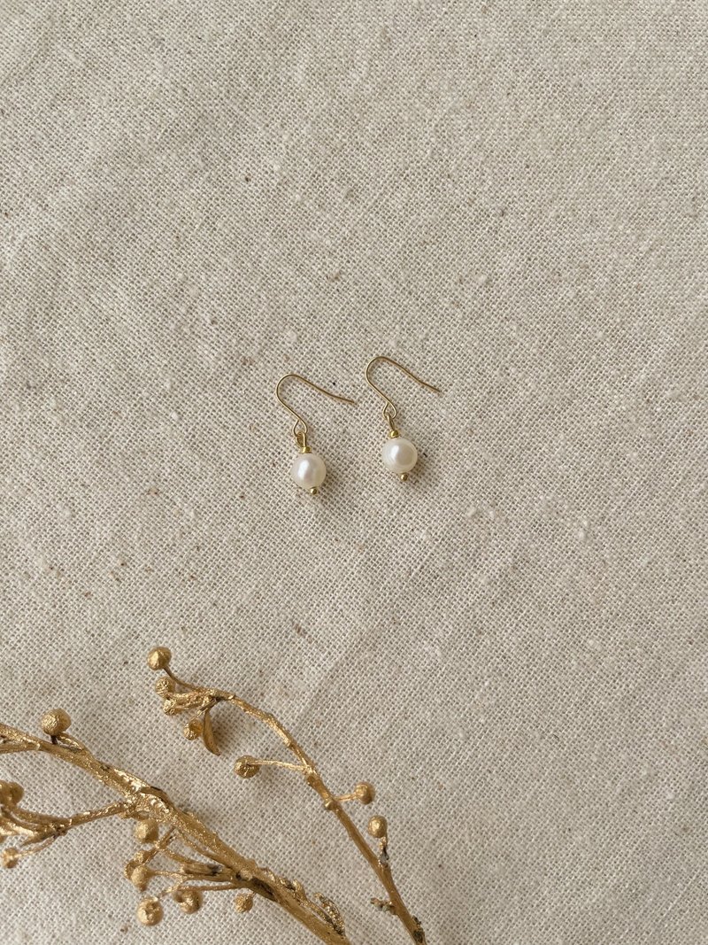 天然淡水珍珠 迷你小圆珍珠耳针 纯K金耳针 - 耳环/耳夹 - 珍珠 白色