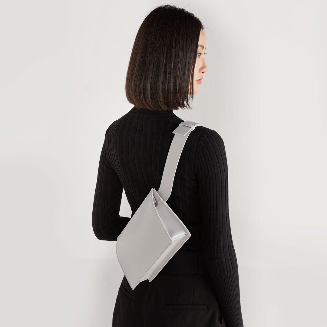DA18 Sling Bag – 浅灰色 (极简皮革包) - 其他 - 真皮 灰色