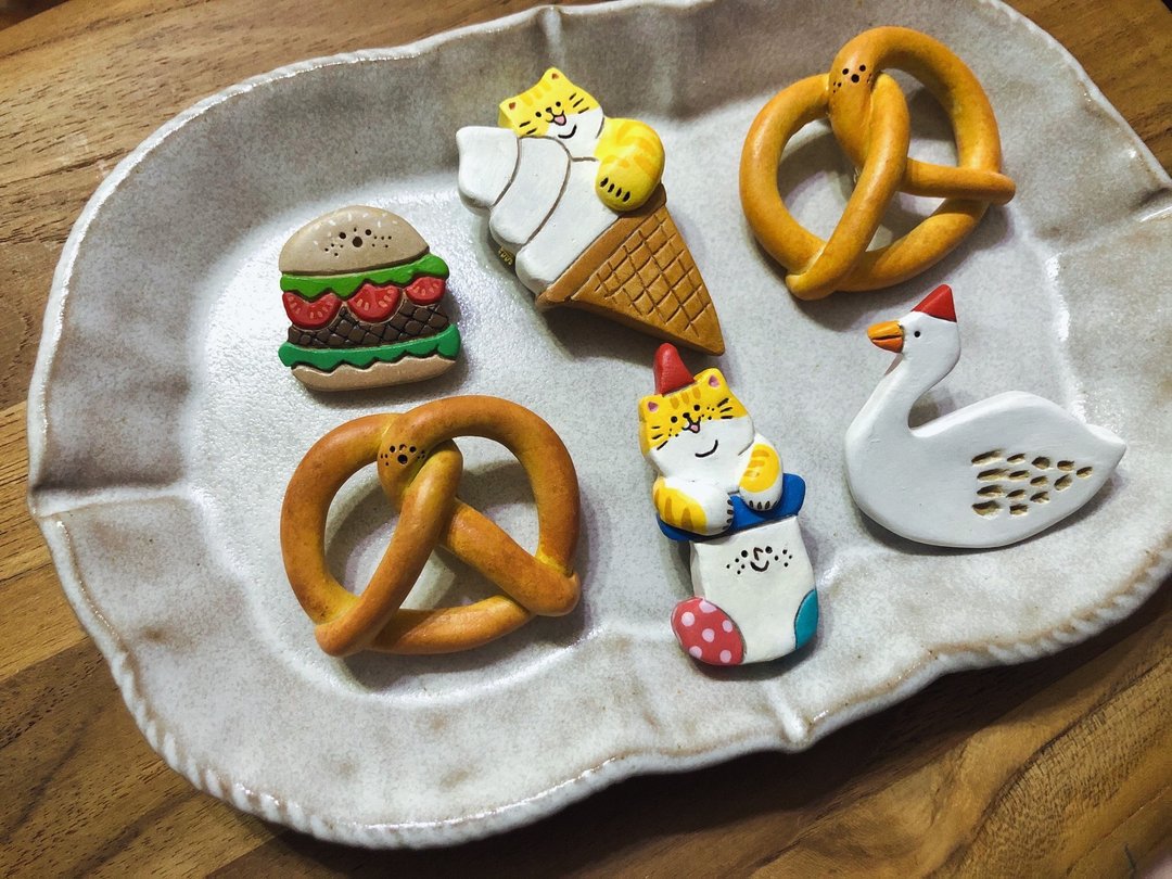 猫猫雪糕与袜子陶土胸针 Cat Clay Brooch - 胸针 - 陶 黄色