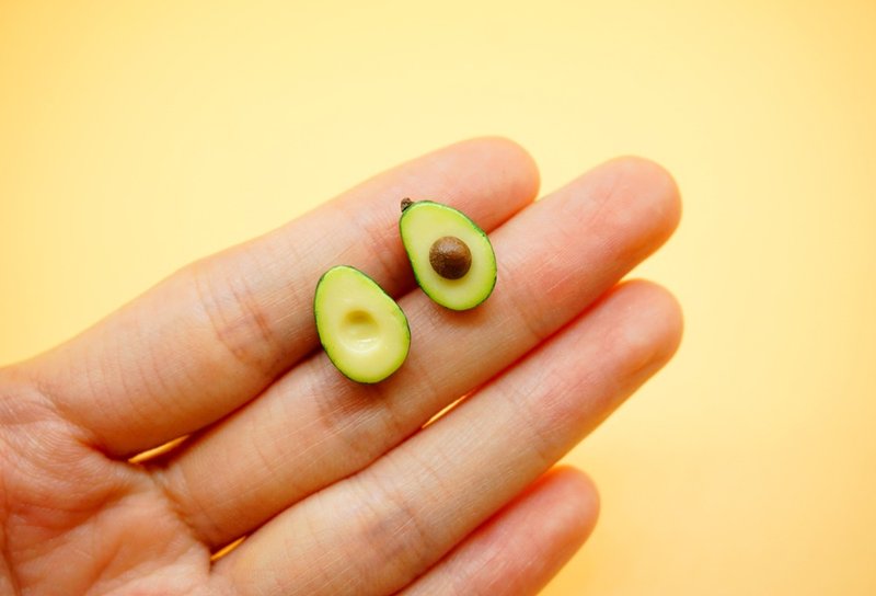 MoonMade 手工原创 逼真迷你牛油果耳环 耳钉 耳针 夹式耳环 耳坠 领针 胸针 袖珍牛油果胸针 领针 3D立体仿真水果创意生日礼物 S925纯银耳钉首饰 - 耳环/耳夹 - 粘土 绿色