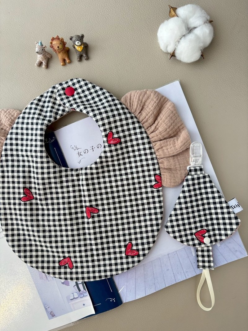 可爱格纹小爱心  婴儿弥月礼盒  围兜兜  新生儿礼 - 围嘴/口水巾 - 棉．麻 黑色