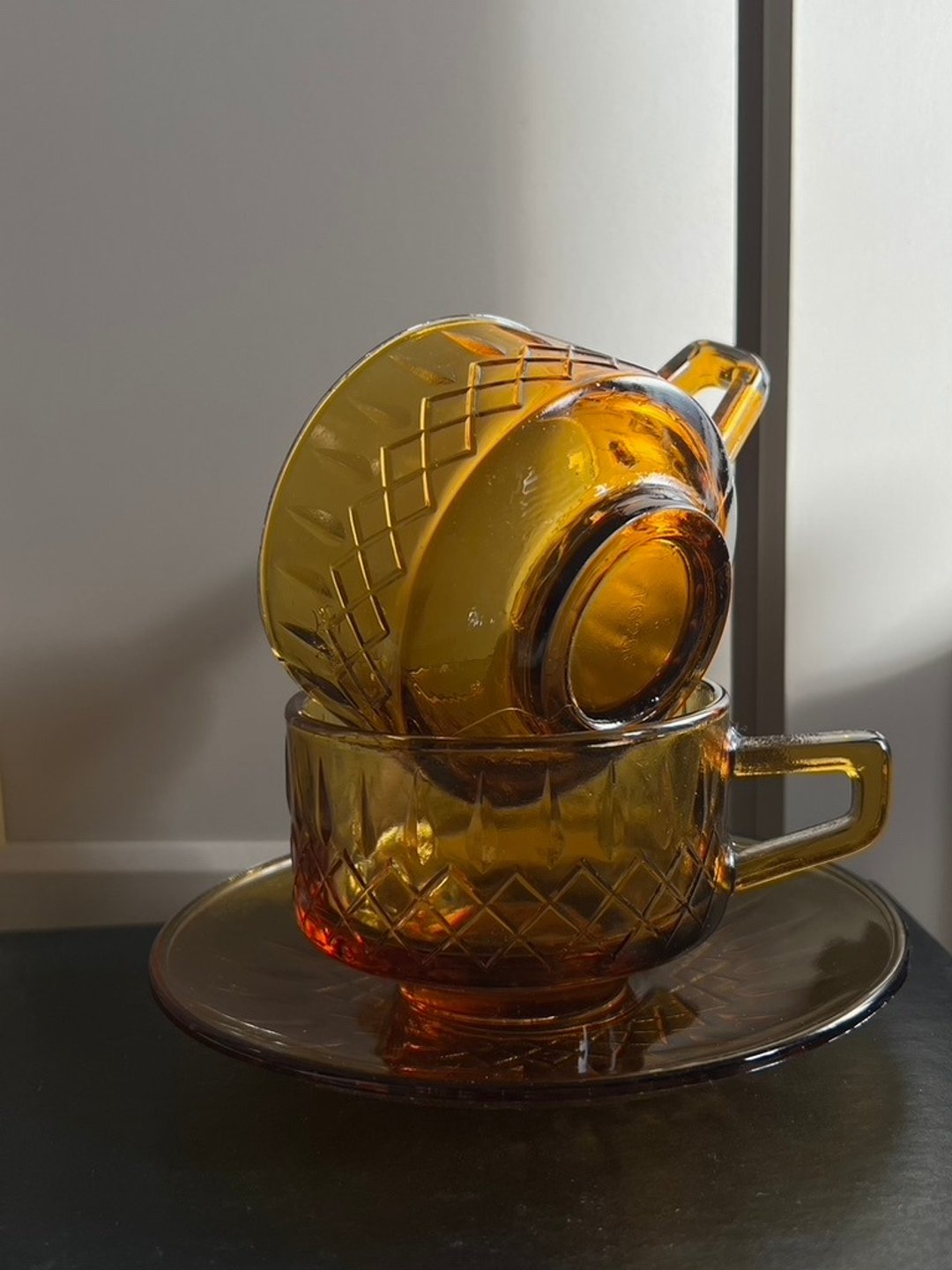 中国/ 1970-80s 老上海琥珀玻璃雕花马克杯盘组 老物收藏品 老件 - 咖啡杯/马克杯 - 玻璃 咖啡色