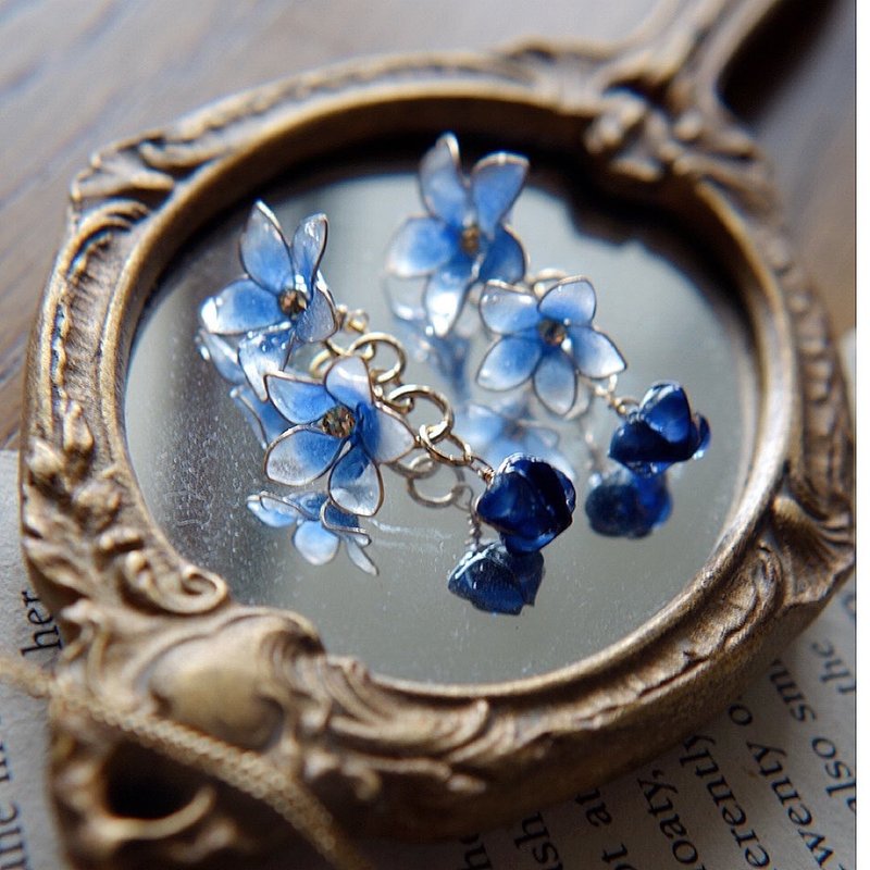 皇家蓝橘梗与花苞耳针/耳夹 树脂无耳洞耳针 - 耳环/耳夹 - 树脂 蓝色