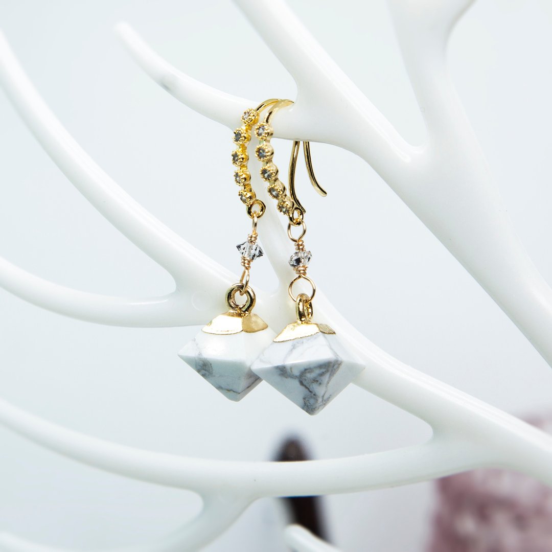 White Turquoise Earrings, Diamond cut Gold plated Earrings, Elegant Jewellery - 耳环/耳夹 - 宝石 白色