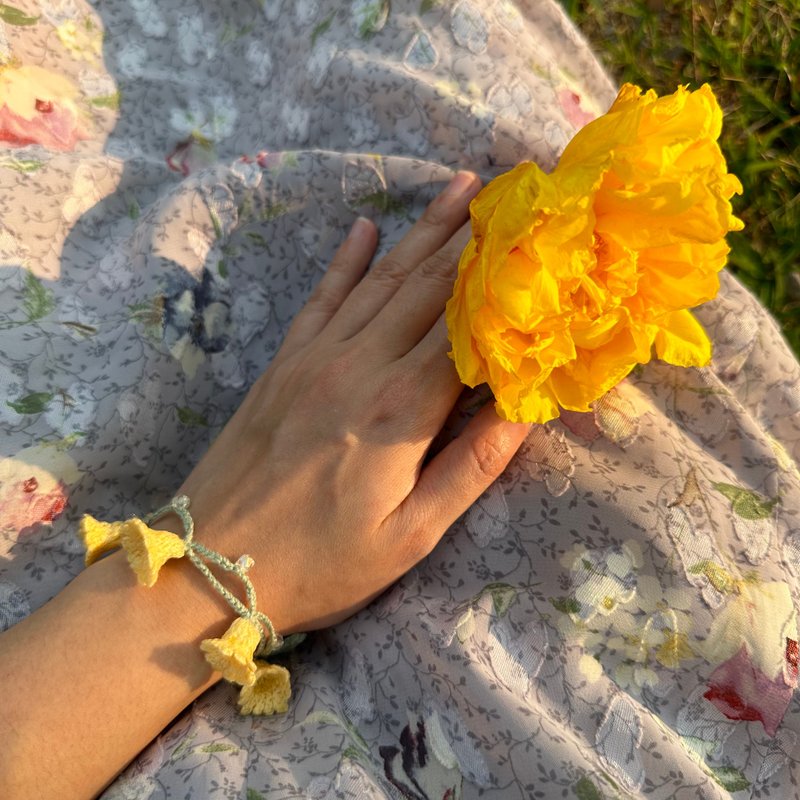 Lily of the valley crochet bracelet CUSTARD - 手链/手环 - 绣线 白色