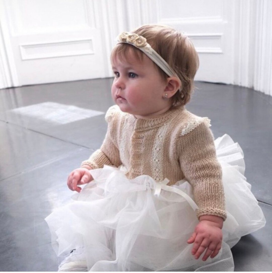 Hand knit beige and ivory dress with hat and crochet booties. Take home outfit. - 童装礼服/连衣裙 - 其他金属 